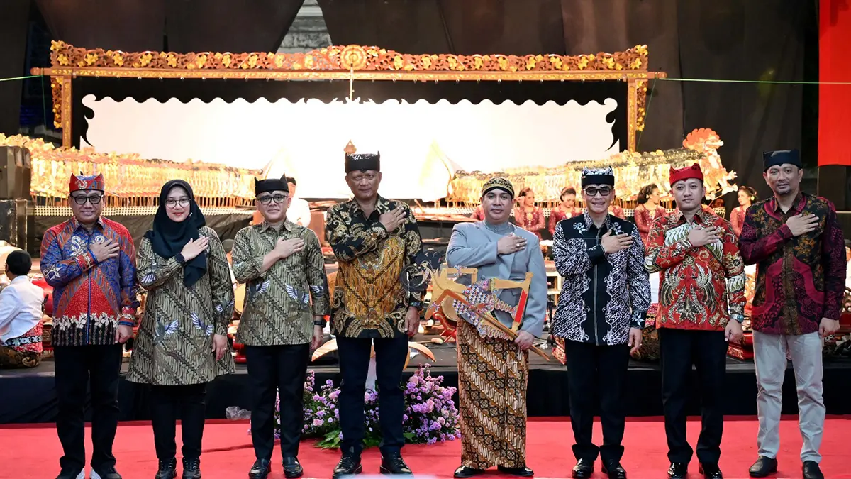 SALAM PRESISI: Kapolda Jatim Irjen Pol Nanang Avianto, Kapolresta Kombespol Rofiq Ripto Himawan, mantan Menpan-RB Abdullah Azwar Anas, Bupati Ipuk Fiestiandani, Wabup Mujiono, Ketua DPRD Made Cahyana Negara, dan Danlanal Letkol Laut (P) Muhamad Puji Santoso didaulat naik panggung. (Ramada Kusuma/radar Banyuwangi)