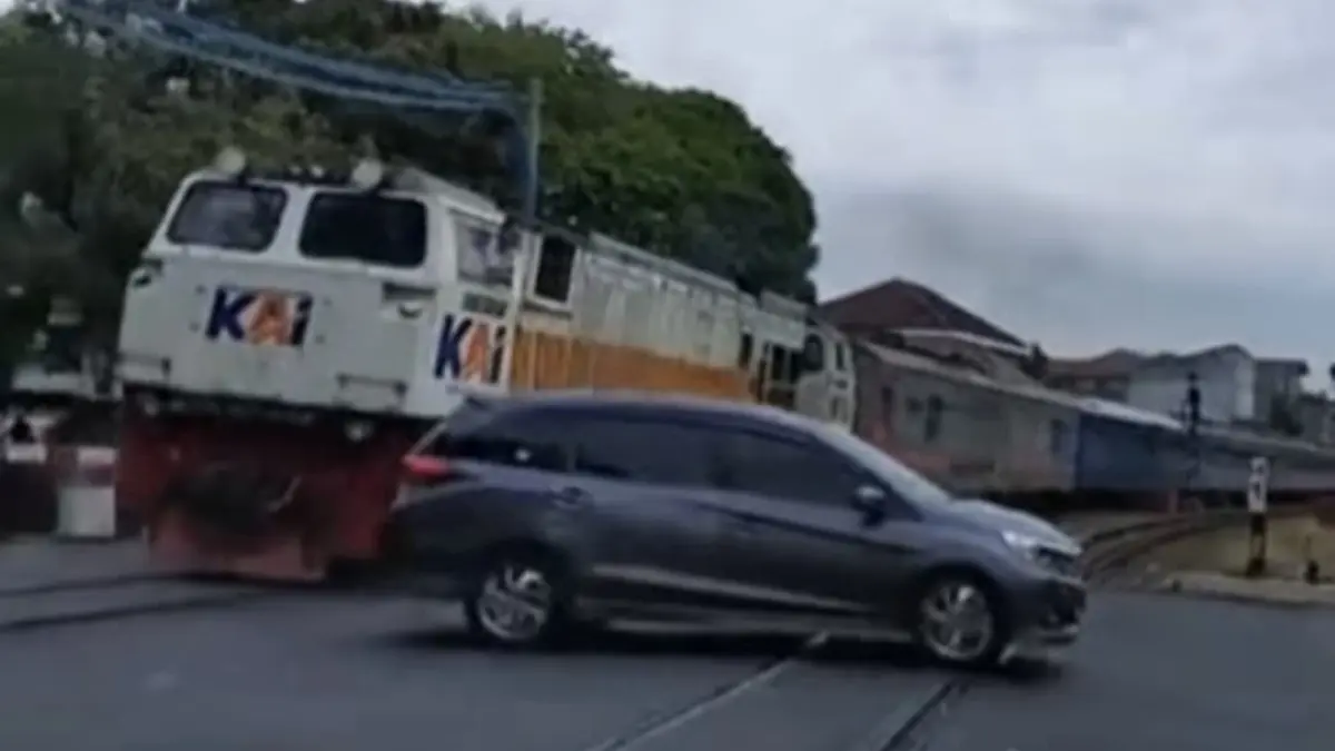 Aksi pengemudi MPV menerobos palang pintu perlintasan Jalan Layur Semarang viral di media sosial. (KAI)