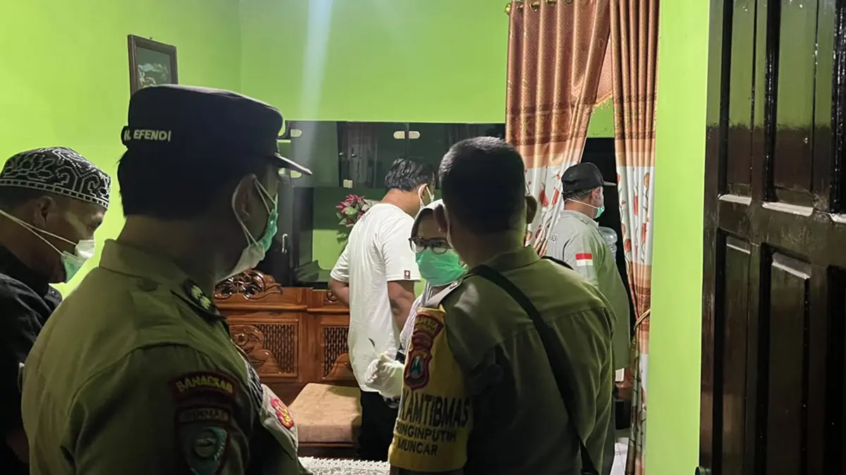 JARANG TERLIHAT: Anggota Polsek Muncar melakukan olah TKP di rumah lansia yang ditemukan meninggal di dalamnya pada Sabtu (13/6). (Mujiono for Radar Banyuwangi)