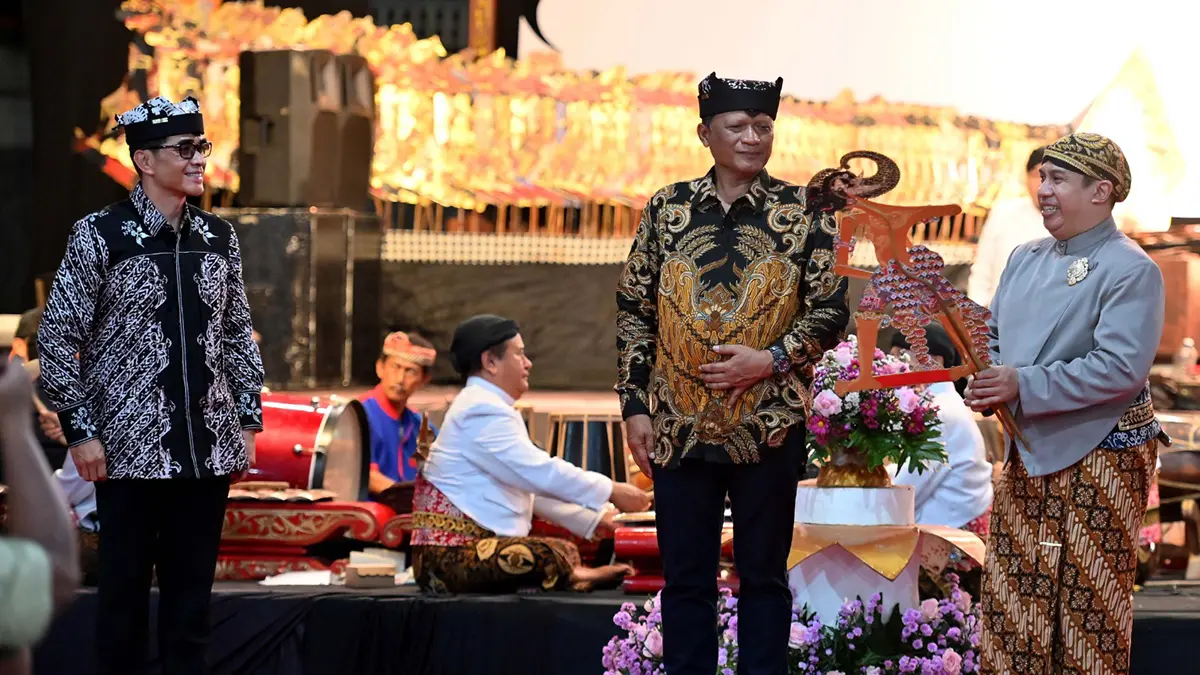 PANDAWA BANGUN PRAJA: Kapolda Jatim Irjenpol Nanang Avianto didampingi Kapolresta Kombespol Rofiq Ripto Himawan menyerahkan tokoh wayang Werkudoro kepada dalang Ki MPP Bayu Aji Pamungkas dalam pertunjukan wayang kulit di Taman Blambangan, Sabtu malam (13/6). (Ramada Kusuma/Radar Banyuwangi)