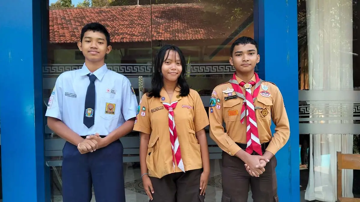 Josefino Kharisma Maranata, Arya Satya Ramadhan, Rosy Abigail Velove Joice Sinaga. (SMPN 1 Glagah)