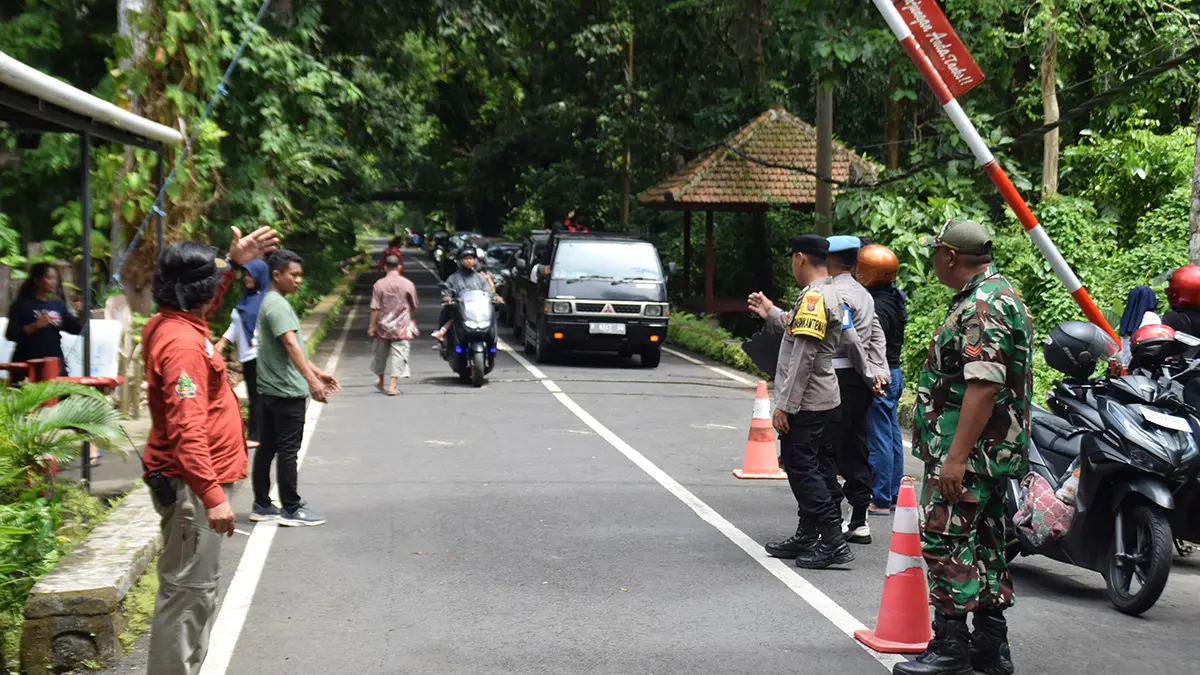 JUJUKAN MALAM SURO: Pengunjung memasuki area Taman Nasional Alas Purwo pada libur tahun baru 2026 lalu (1/1). (Zamrozi Wahyu/Radar Banyuwangi)
