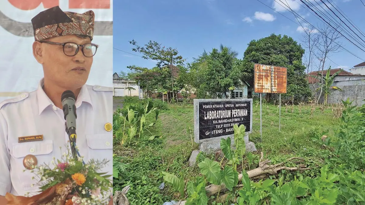 Kades Supandi (kiri) akan memproyeksikan lahan mangkrak sebagai tempat pembangunan gedung Koperasi Desa Merah Putih (KDMP) di Desa Gentengkulon, Kecamatan Genteng. (Salis Ali/Radar Banyuwangi)