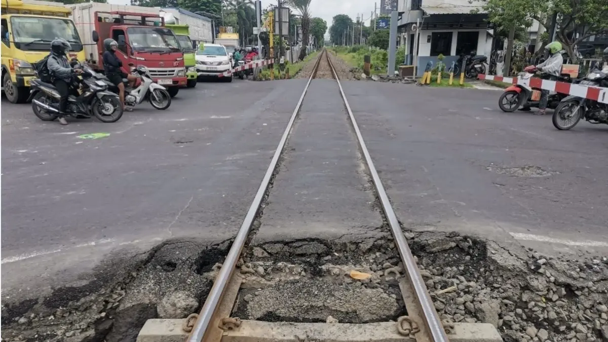 KAI telah menutup 119 perlintasan sebidang prioritas pada 2026. (Radar Surabaya Bisnis)