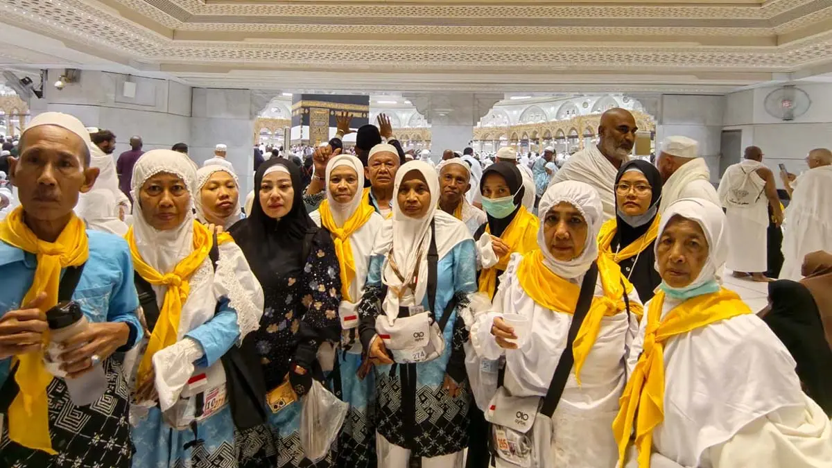 KELILING KAKBAH: Jemaah haji Banyuwangi usai melaksanakan tawaf wada  atau haji perpisahan. (Kholid Iskandar for Radar Banyuwangi)