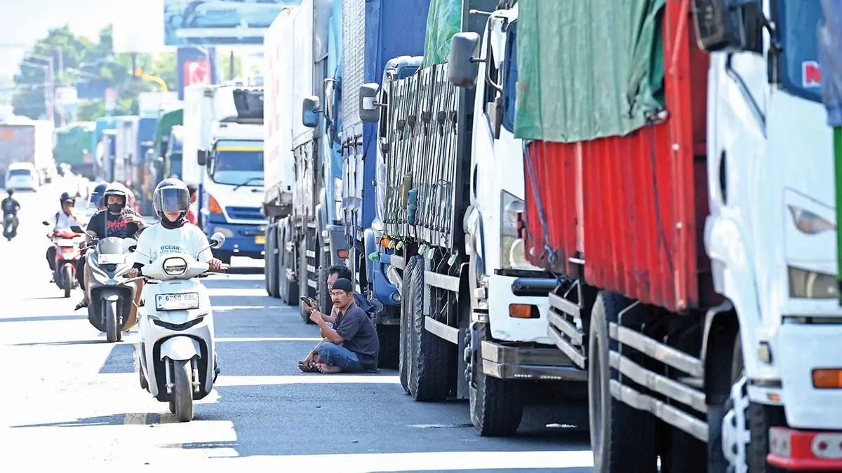 MENGULAR: Truk logistik antre menuju Pelabuhan Ketapang beberapa hari lalu (5/6). (Ramada Kusuma/Radar Banyuwangi)