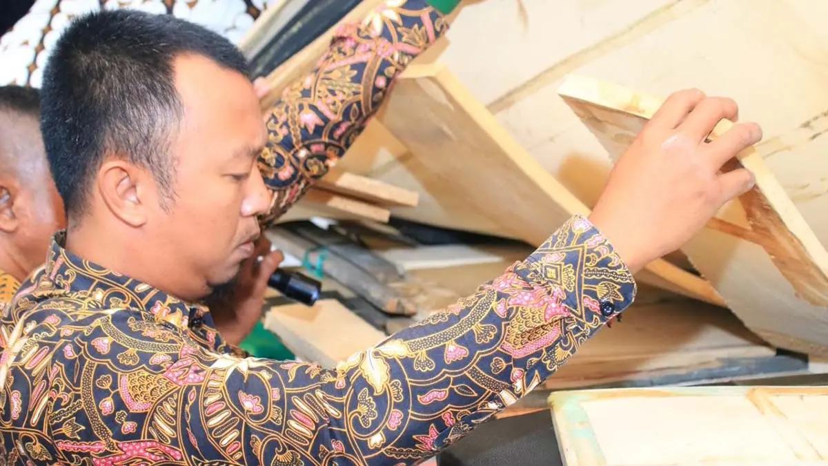 PENGGELEDAHAN ACAK: Petugas memeriksa sejumlah kamar hunian napi di Lapas Kelas IIA Banyuwangi, Minggu (14/6). (Bagus Rio/Radar Banyuwangi)