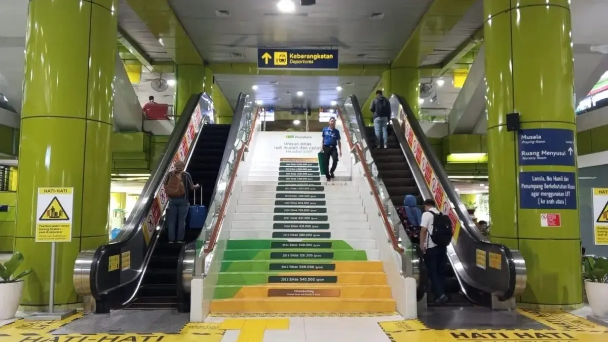 Penumpang KA jarak jauh dari Stasiun Gambir perlu memperhatikan perubahan akses pada Minggu (14/6/2026). (Antara)
