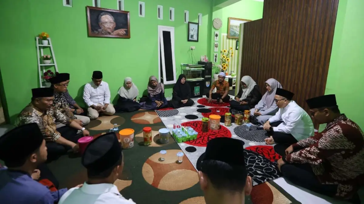 Ipuk dan Azwar Anas takziah ke rumah Khusnan Abadi, kenang sosok politisi teladan. (banyuwangikab.go.id)