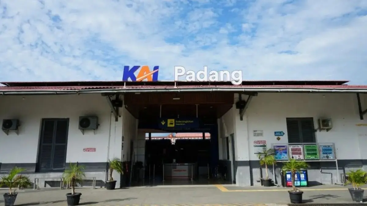 Jejak rel kereta api Sumatera Barat dari tambang Ombilin hingga Teluk Bayur kini menjadi bagian penting pengembangan konektivitas Sumatra. (Antara)