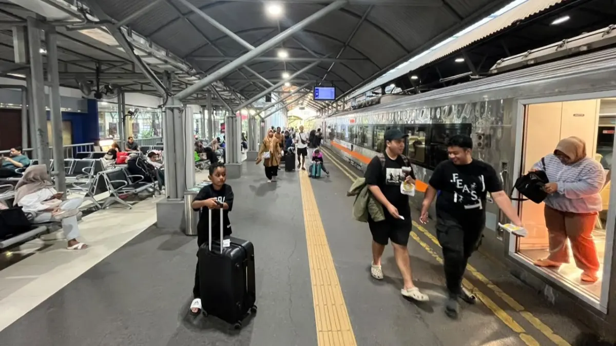 KAI Daop 8 Surabaya mencatat lonjakan penumpang kereta api menjelang libur Tahun Baru Islam 1448 Hijriah. (KAI)