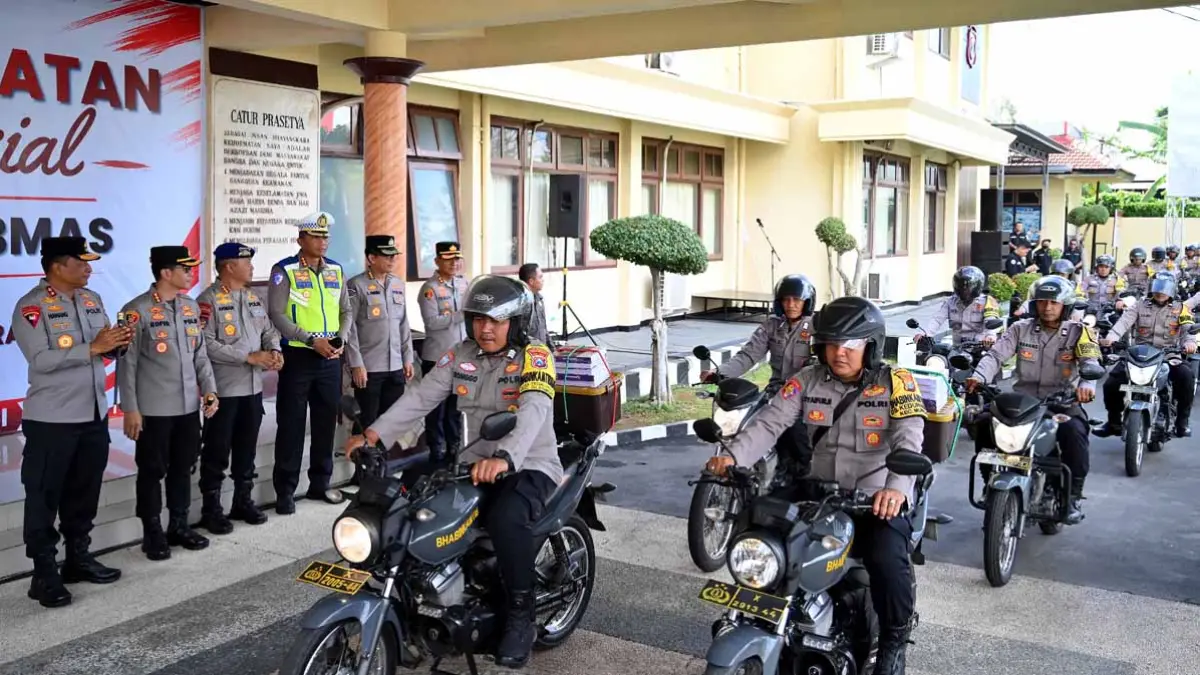 Kapolda Jatim Irjen Pol Nanang Avianto diampingi PJU Polda, dan Kapolresta Kombespol Rofiq Ripto Himawan melepas personel Bhabinkamtibmas yang akan melaksanakan baksos di halaman Mapolresta Banyuwangi, Senin (15/6). (Ramada Kusuma/Radar Banyuwangi)