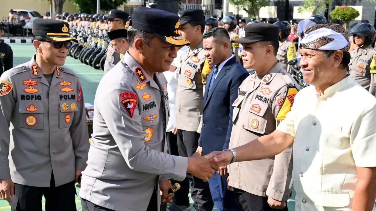 Kapolresta Kombespol Rofiq Ripto Himawan saat mendampingi Kapolda Jatim Irjen Pol Nanang Avianto melaksanakan apel Bhabinkamtibmas yang dihadiri para tokoh lintas agama, Senin kemarin (15/6). (Ramada Kusuma/Radar Banyuwangi)