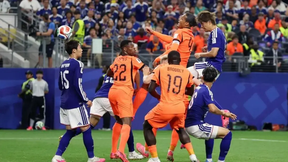 Keberuntungan memihak pada Daichi Kamada (kedua dari kanan) saat bola membentur wajahnya dan menjadi gol. Meskipun tidak disengaja, ia tetap merayakan gol tersebut. (Reuters/TIM HEITMAN via Kaltim Post)