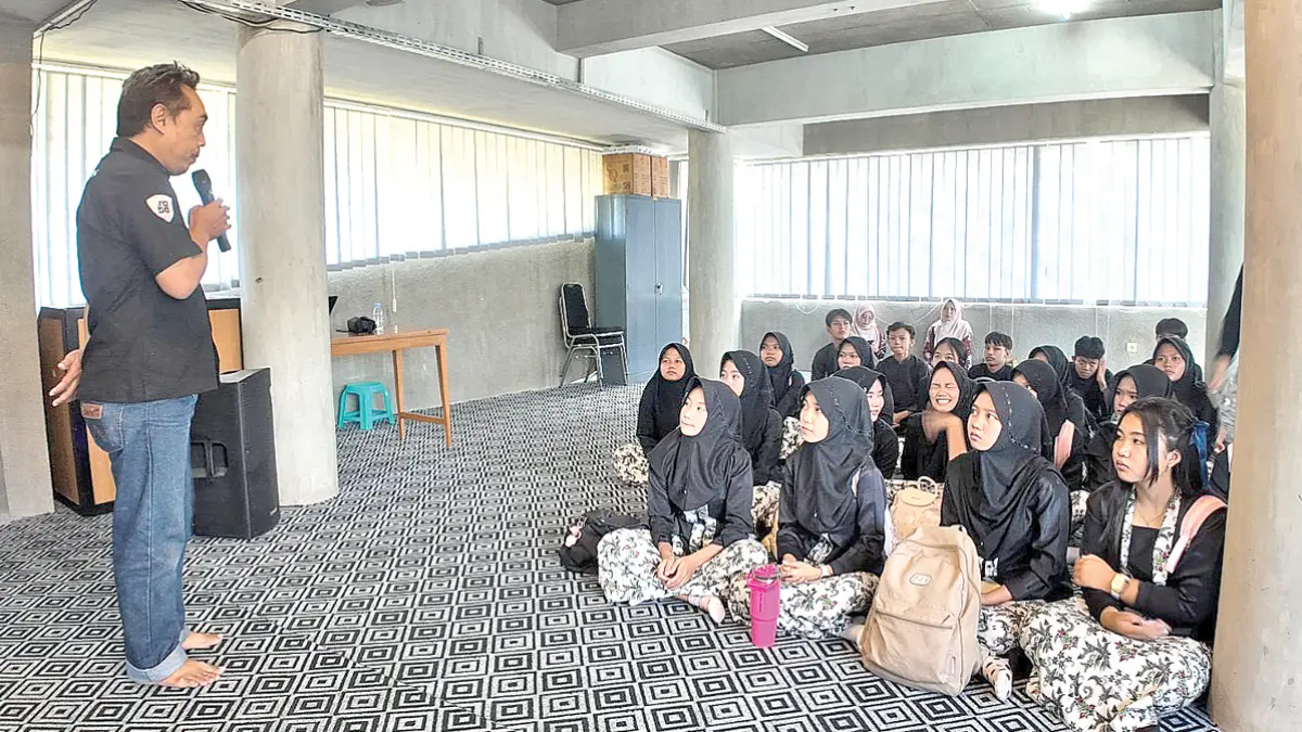 KUNJUNGAN BELAJAR: Para siswa SMPN 1 Purwoharjo mendapat pembekalan materi dari Kru JP-RaBa Niklaas Andries di Grha Pena Banyuwangi, Senin (15/6). (Bayu Saputra/Radar Banyuwangi)