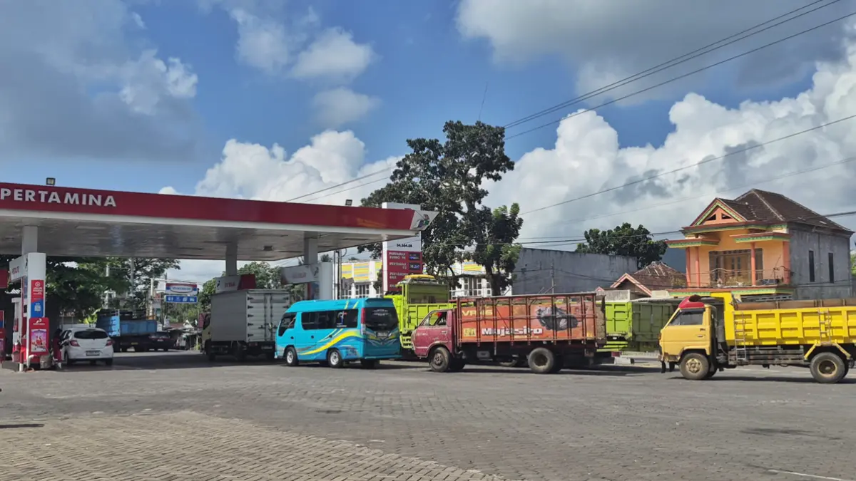 MENGULAR: Antrean truk mengisi BBM jenis solar di SPBU Krikilan, Kecamatan Glenmore, Senin (15/6). (Salis Ali/Radar Banyuwangi)