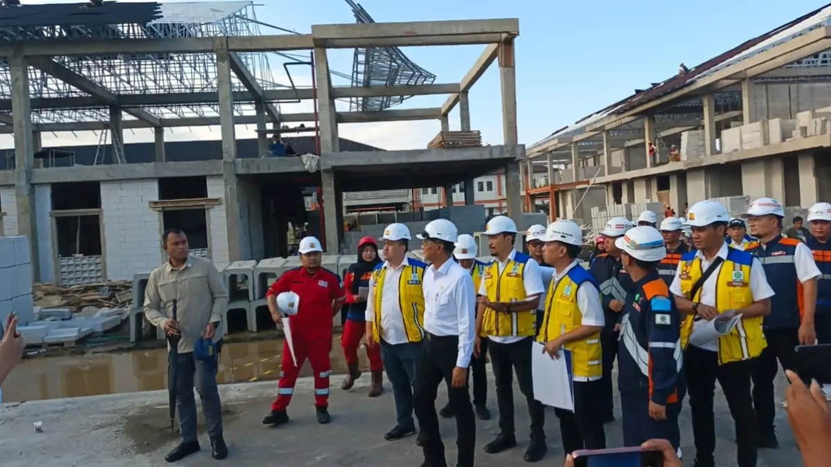MOLOR DARI TARGET: Menteri PU Dody Hanggodo (kemeja putih) mengecek progres pembangunan Sekolah Rakyat (SR) di Desa Blambangan, Kecamatan Muncar, Senin (15/6). (Zamrozi Wahyu/Radar Banyuwangi)
