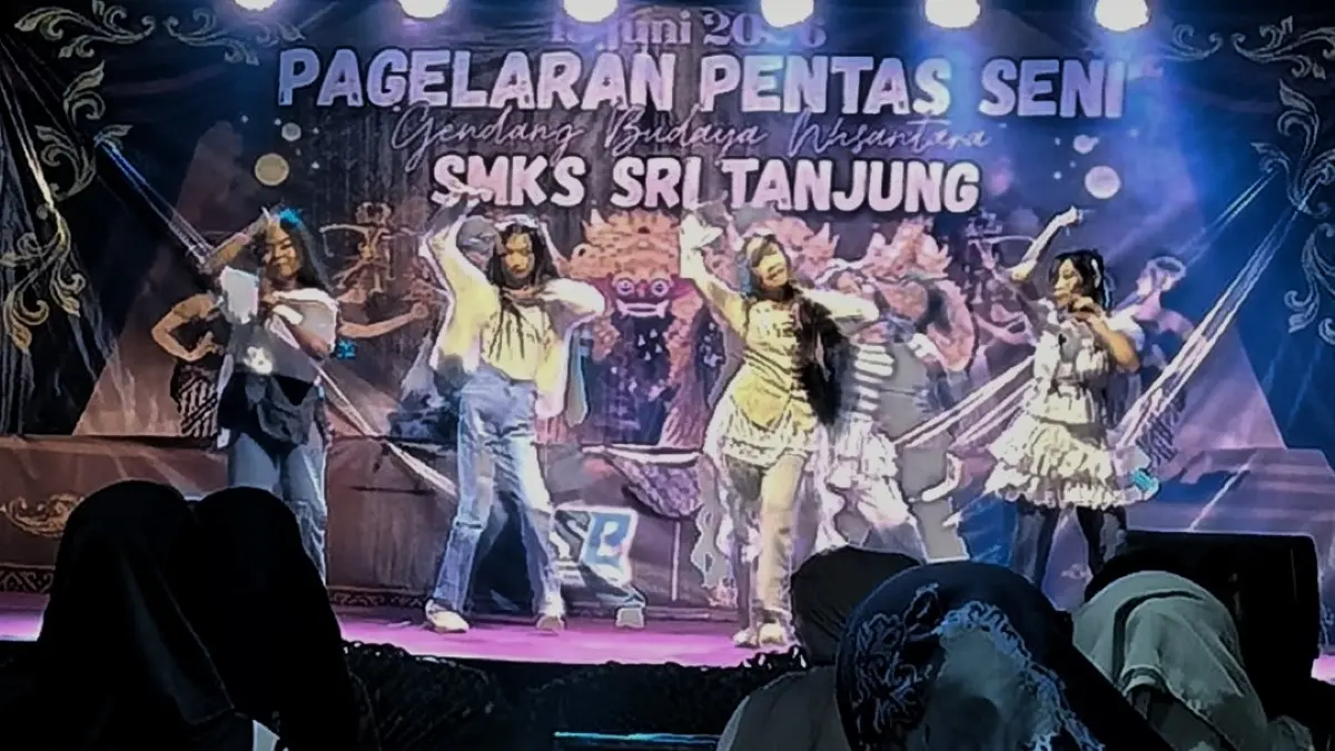 Para Siswa SMK Sritanjung sedang menampilkan tari tradisional diatas panggung, Jumat (13/6/2026) malam. (Ksatria Raya/Radar Banyuwangi)