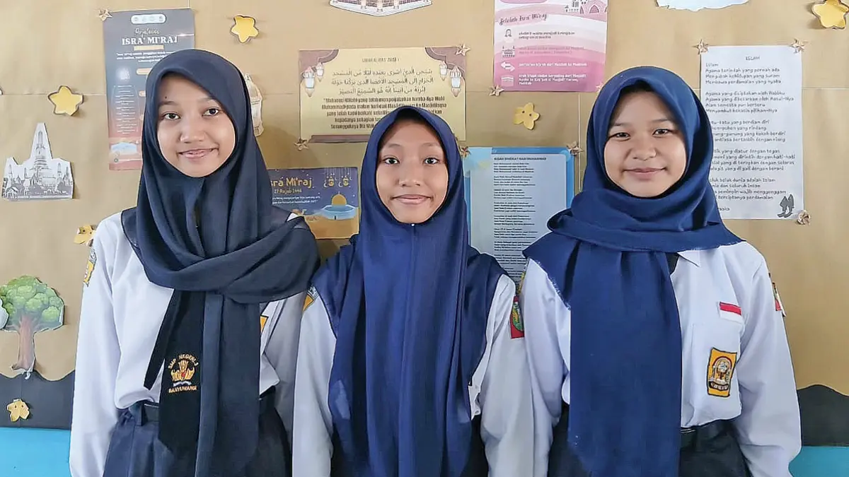 Tim SMPN 3 Banyuwangi LCC Calista Safa Mei, Shairra Ananta, Alifah Salsabila. (Foto: SMPN 3 Banyuwangi)