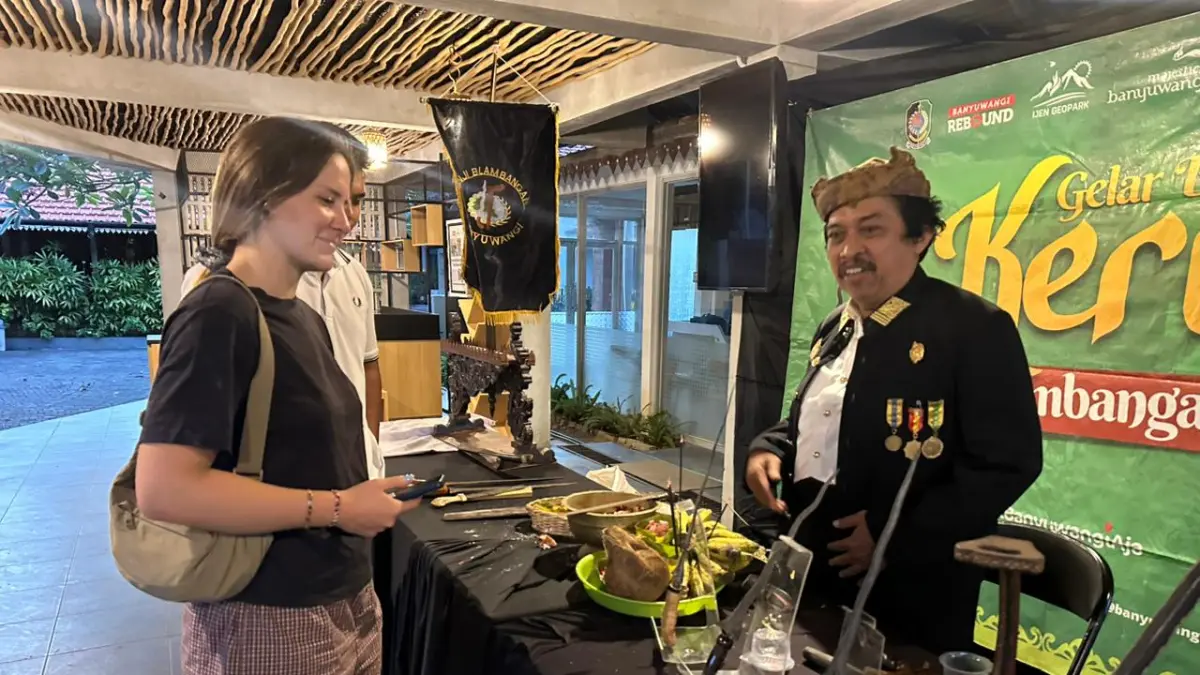 KAGUMI BENDA KUNO: Zoe Couliard melihat pameran pusaka di pelinggihan Disbudpar, kemarin (16/6). Wisatawan asal Perancis itu mengagumi benda-benda kuno yang usianya ratusan tahun masih dirawat dengan benar oleh generasi penerus. (Ilham Triadi for Radar Banyuwangi)