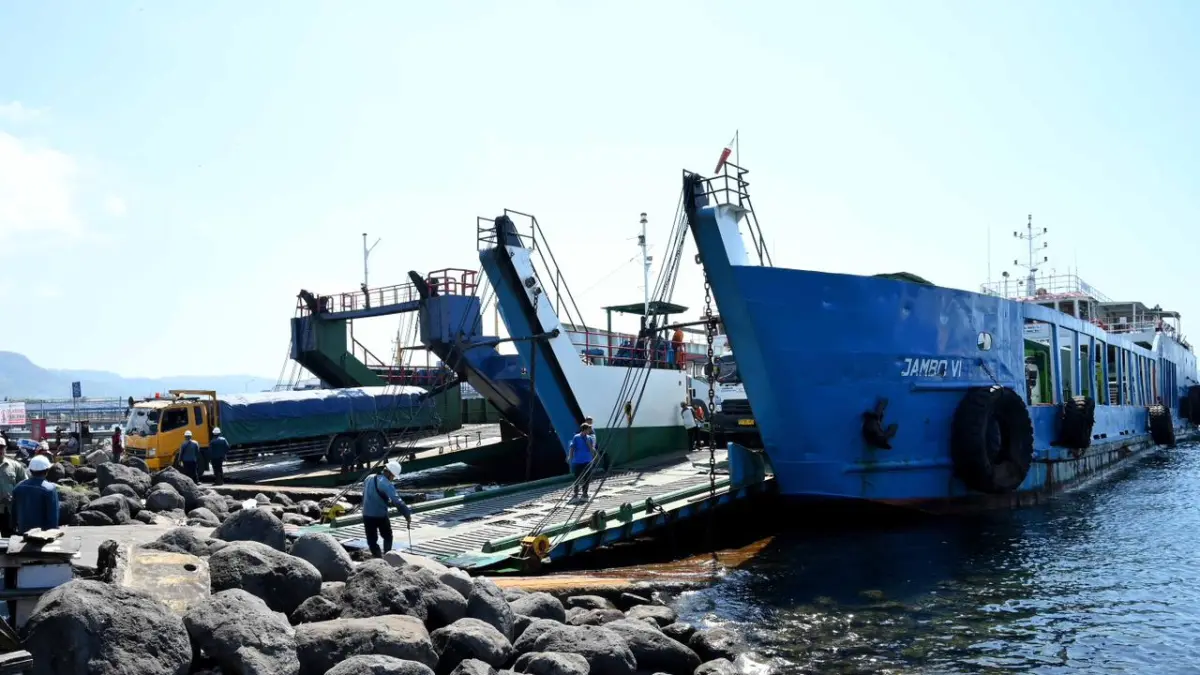 DIGANTI KAPAL RORO: Mengacu surat edaran Dirjen Perhubungan Laut, kapal LCT ini tidak lama lagi dilarang beroperasi di lintasan Pelabuhan Ketapang-Gilimanuk. (Ramada Kusuma/Radar Banyuwangi)