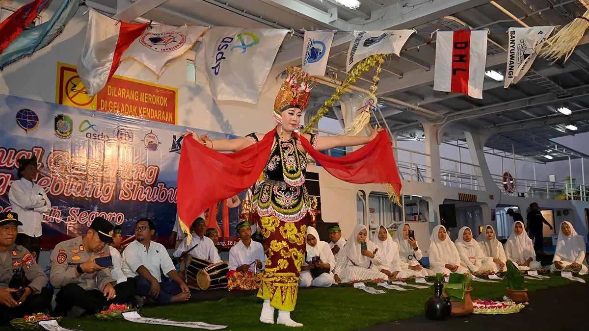 Gandrung Subuh kembali berlayar di Selat Bali, tradisi sakral 1 Suro yang vakum puluhan tahun hidup lagi di Banyuwangi. (Ramada Kusuma/Radar Banyuwangi)