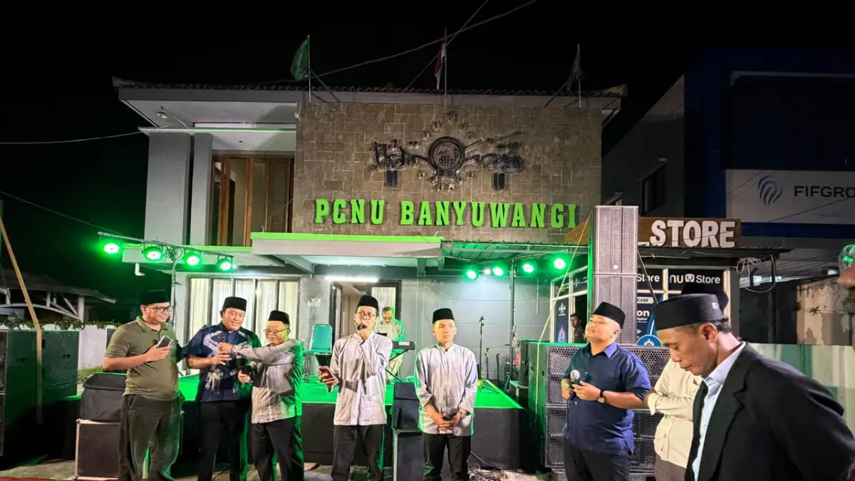 GEBYAR 1 MUHARRAM: Pengurus Cabang NU Banyuwangi menggelar selawatan, zikir, dilanjutkan musikalisasi puisi di halaman Kantor PCNU Banyuwangi, Senin malam (15/6). (Syaifuddin Mahmud/Radar Banyuwangi)
