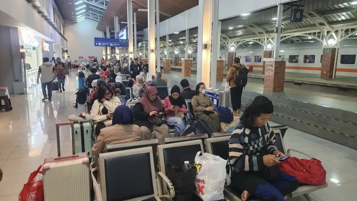 Libur panjang Tahun Baru Islam 1448 Hijriah memicu lonjakan penumpang kereta api di Daop 2 Bandung. (Antara)