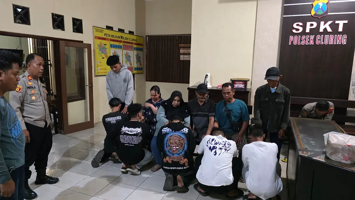 MERESAHKAN WARGA: Gerombolan pemuda diberi pembinaan khusus di Mapolsek Cluring pada Minggu (14/6). (Putu Ardana for Radar Banyuwangi)
