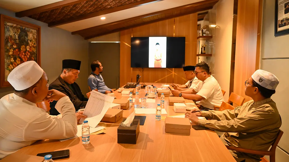 PENJARINGAN FINALIS: Tim Juri dan panitia menyaksikan sekaligus menilai video kiriman peserta Lomba Azan di Grha Pena Banyuwangi, Selasa (16/6). (Ramada Kusuma/Radar Banyuwangi)