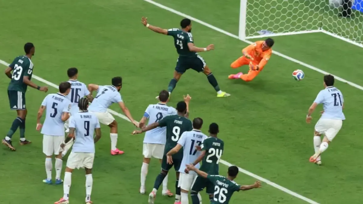 Proses gol Arab Saudi yang dicetak Abdulelah Al-Amri.(The Guardian/Molly Darlington/Getty Images.)
