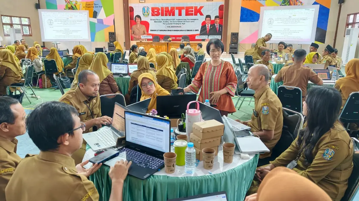 SERIUS: Guru SMAN 2 Taruna Bhayangkara serius mengikuti Bintek Review Diversifikasi Kurikulum Satuan Pendidikan (KSP) di Aula Cakra Buana, Senin (15/6). (Salis Ali/Radar Banyuwangi)