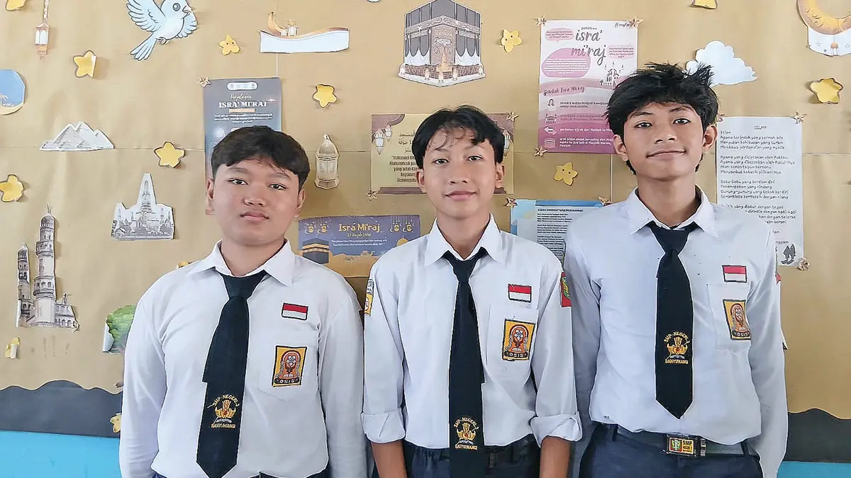 Tim LCC SMPN 3 Banyuwangi M Dwi Faiturrohman, Wahyu Kusuma Wardana, Rangga Prawiranatha siap adu pengetahuan hari ini di Kampus Untag Banyuwangi. (Istimewa)
