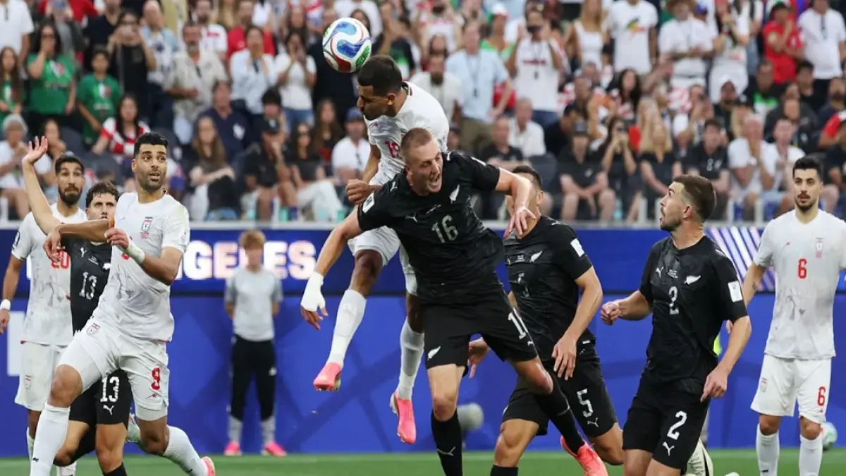 Timnas Iran dan Selandia Baru harus puas berbagi poin usai bermain imbang 2-2 pada laga perdana penyisihan Grup G Piala Dunia 2026 di Sofi Stadium, Inglewood, Amerika Serikat, Selasa (16/6) pagi WIB. (Sumber: Reuters)