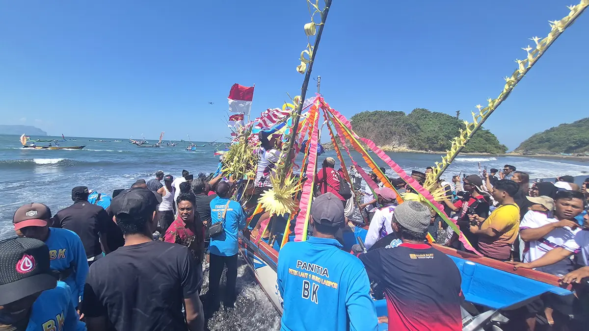 TRADISI: Nelayan Pantai Lampon, Desa/Kecamatan Pesanggaran bersiap melarung sesaji saat Petik Laut, Selasa (16/6). (Salis Ali/Radar Banyuwangi)