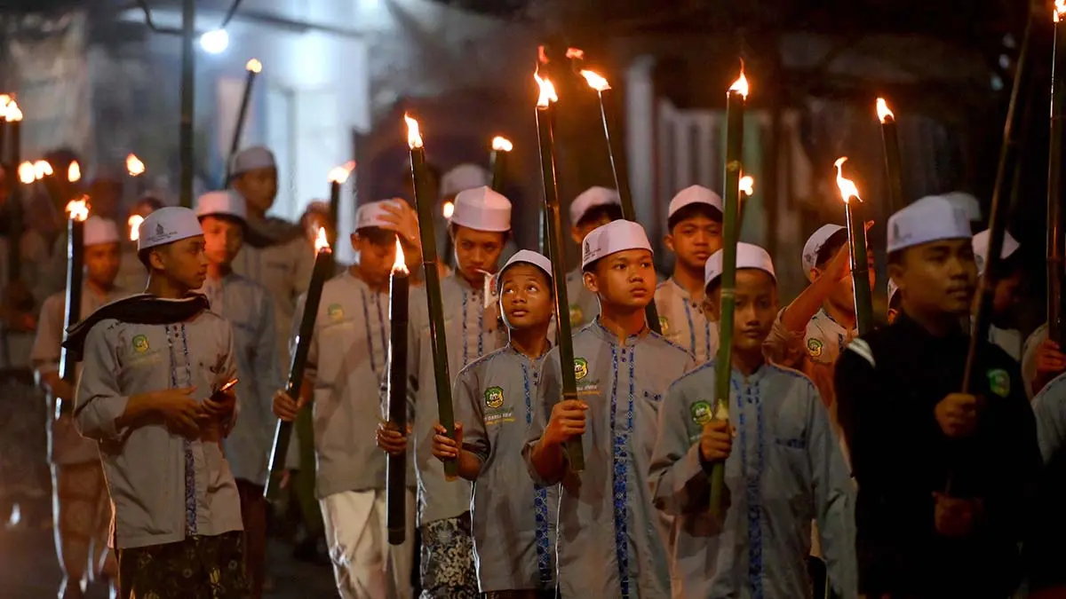 Warga Penataban, Giri, Banyuwangi menggelar ider bumi di malam 1 Muharram. Simbol harapan dan keselamatan. (Ramada Kusuma/Radar Banyuwangi)