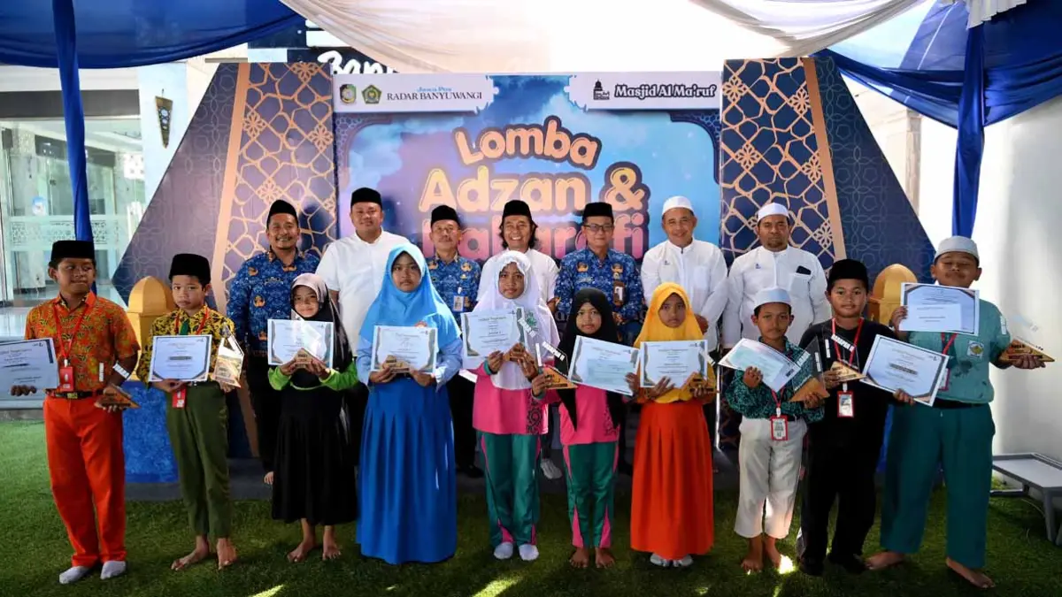 Para juara lomba azan dan kaligrafi berfoto bersama dengan founder Masjid Al-Ma’ruf Ferdy Elfian, Kepala Kemenag Chaironi Hidayat, Direktur Jawa Pos Radar Banyuwangi Samsudin Adlawi, dan Kabid SD Dispendik Sutikno, serta Kasi Pendidikan Madrasah Kemenag Banyuwangi Fahrurrozi, Rabu (17/6). (Ramada Kusuma/Radar Banyuwangi)