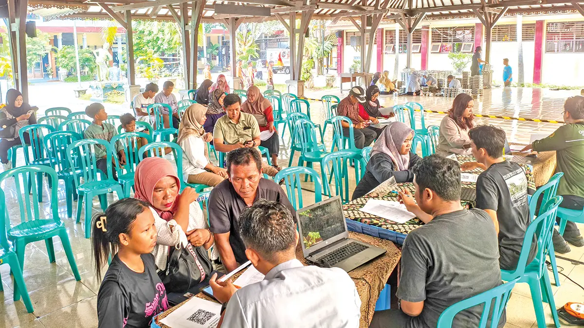 BERI PELAYANAN: Pendaftar didampingi orang tua/wali mendatangi helpdesk SMPN 1 Banyuwangi untuk melakukan daftar ulang beberapa hari lalu. (Ramada Kusuma/Radar Banyuwangi)
