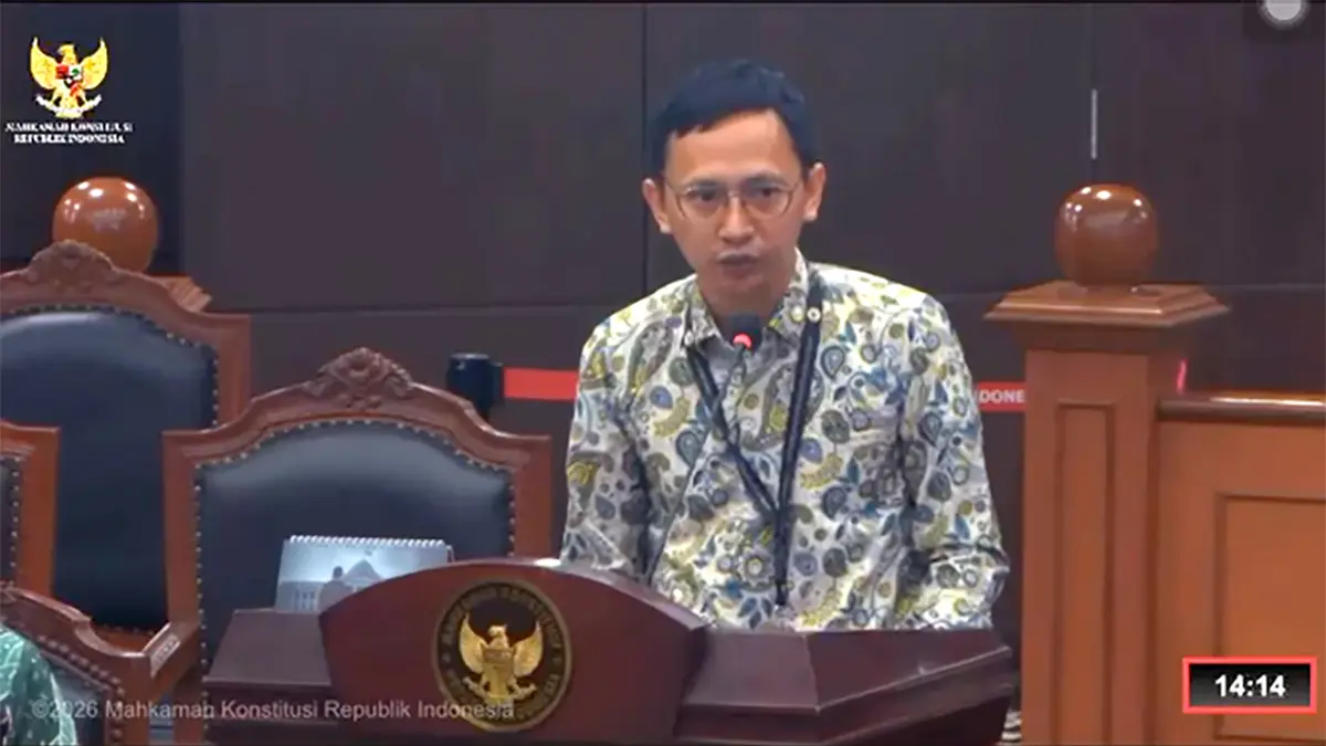 GUGAT MBG: Kepala Bidang Advokasi Guru Perhimpunan Pendidikan dan Guru (P2G), Iman Zanatul Haeri, dalam sidang di MK. (Tangkapan Layar Youtube MK RI)