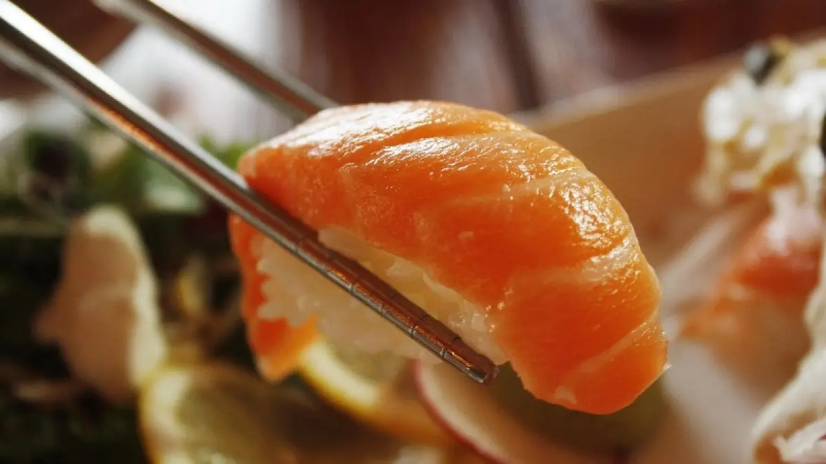 Ilustrasi : Sushi dirancang untuk dinikmati dalam satu suapan bukan dua kali gigitan.(Foto:Pixabay)