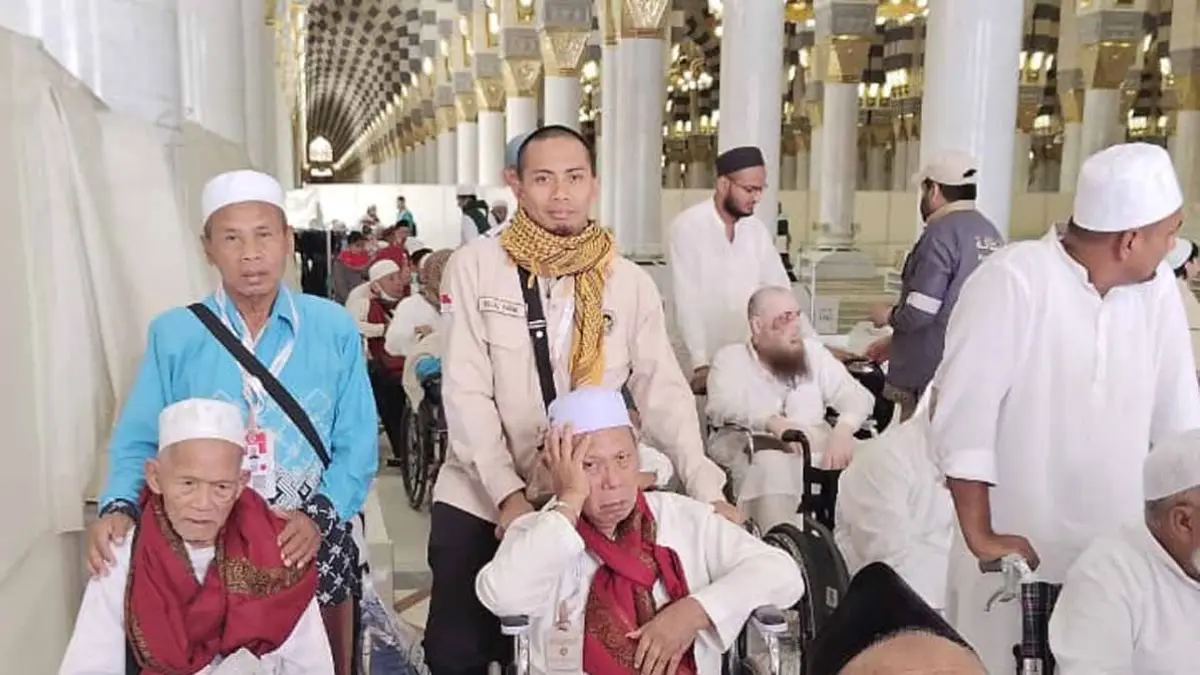 LANSIA: Jemaah haji lanjut usia berangkat ke Masjid Nabawi dengan bantuan kursi roda, Rabu (17/6). (Rijal for Radar Banyuwangi)