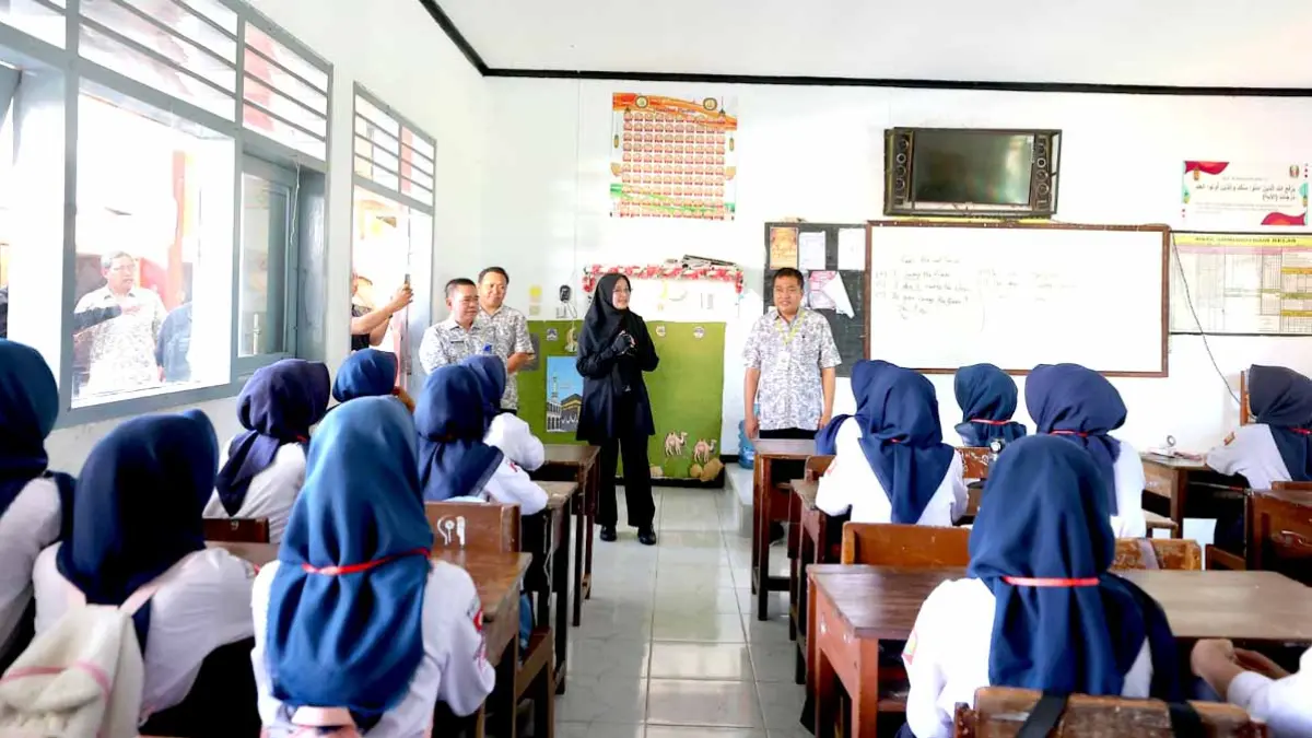 PANTAU LANGSUNG: Bupati Ipuk Fiestiandani saat meninjau pelaksanaan TKA di SMPN 3 Banyuwangi awal April (7/4) lalu. (Humas Pemkab Banyuwangi)
