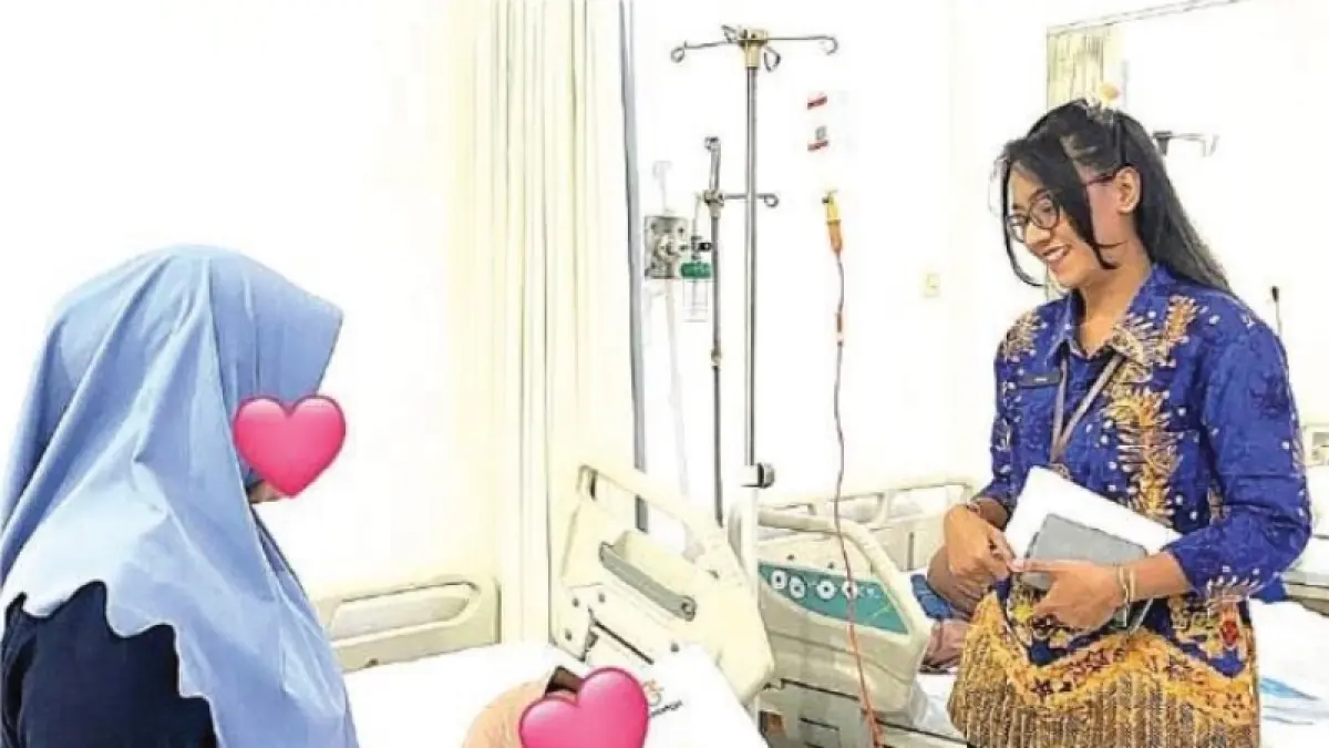 PENDAMPINGAN: Komitmen Psikolog RSUD Blambangan dalam memberikan pelayanan di ruang kemoterapi.(Putri RSUD Blambangan untuk Raba)
