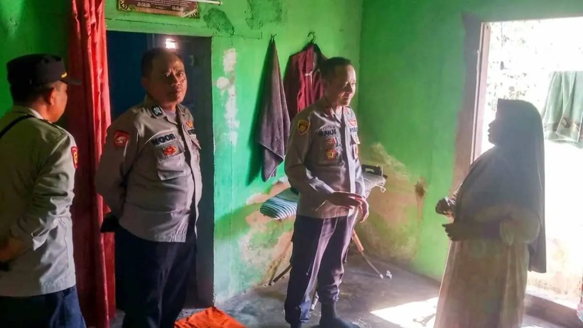 Polisi melakukan olah TKP pencurian di Dusun Wadung Kamidin, Desa Tulungrejo, Kecamatan Glenmore. (Budi Hermawan for Radar Banyuwangi)