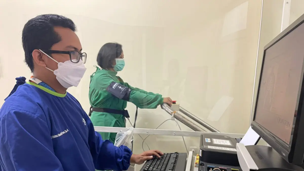 PROFESIONAL: Petugas sedang mendampingi pasien yang melaksanakan pemeriksaan treadmill di poliklinik spesialis jantung RSU Bhakti Husada.(Rustida untuk Raba)