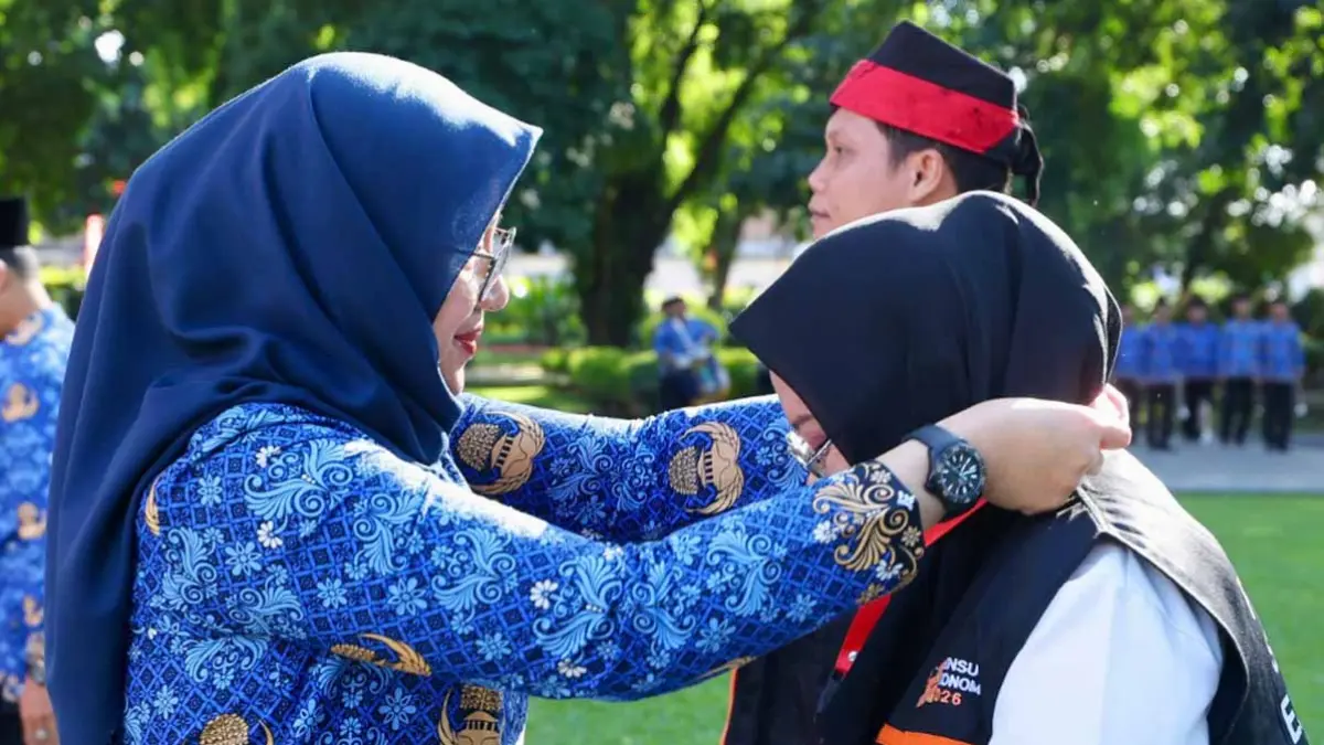 SIAP BERTUGAS: Bupati Ipuk mengalungkan tanda pengenal petugas pada rangkaian Apel Siaga Sensus Ekonomi 2026 di halaman Kantor Pemkab Banyuwangi, Rabu (27/6). (Humas Pemkab Banyuwangi)
