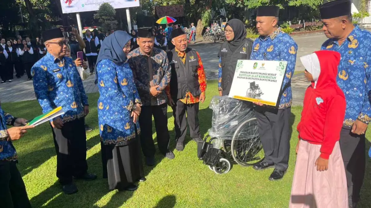 SIMBOLIS: Bupati Ipuk Fiestiandani menyerahkan bantuan kursi roda dari Baznas kepada petugas UPZ Kecaatan Banyuwangi untuk diteruskan ke warga binaan Lapas Kelas IIA Banyuwangi. (Baznas Banyuwangi)