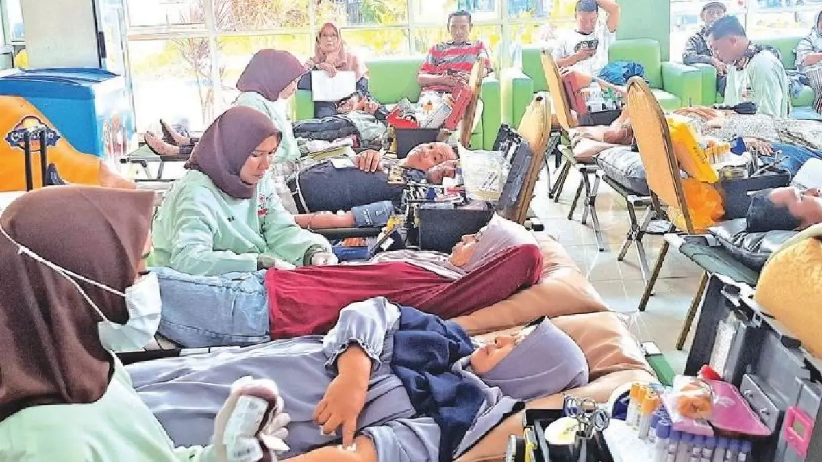 SUKARELA: Anggota KKDS RS Al Huda melakukan donor darah di Lobby Gedung Manajemen lantai satu RS Al Huda Sabtu (13/6).(RS Al Huda untuk Raba)