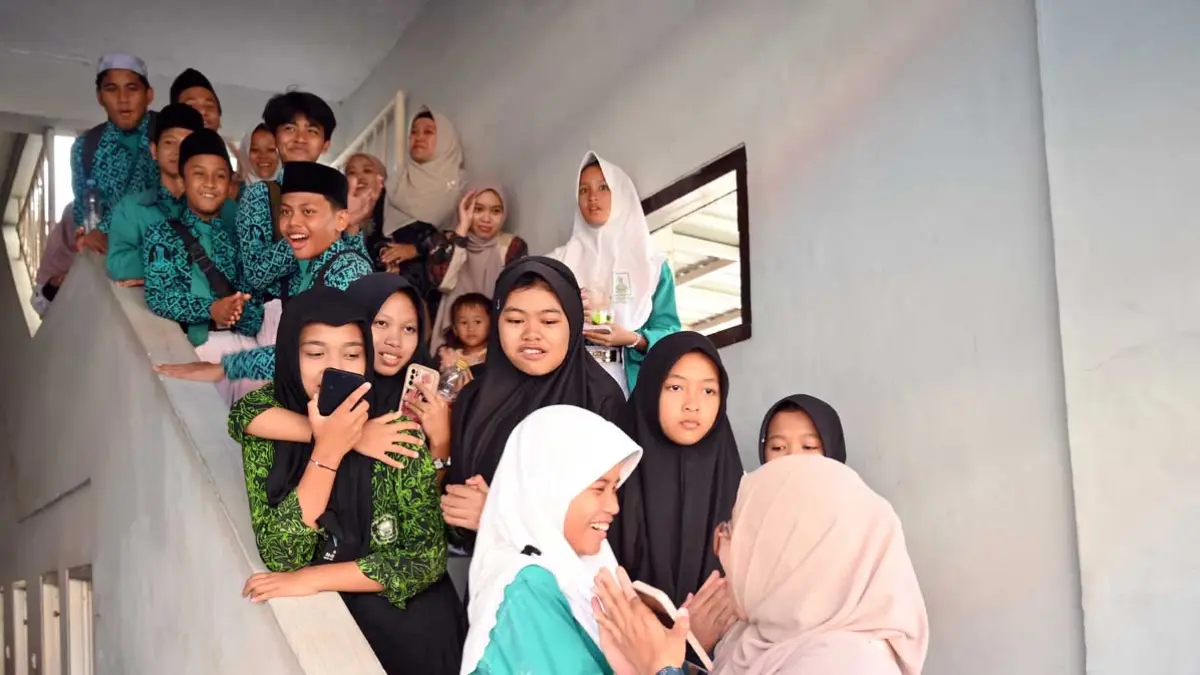 Tim peserta LCC asal SMPN 1 Genteng merayakan keberhasilan melaju ke babak semifinal usai mendengar pengumuman langsung dari panitia di kampus Untag Banyuwangi, Rabu (17/6). (Ramada Kusuma/Radar Banyuwangi)