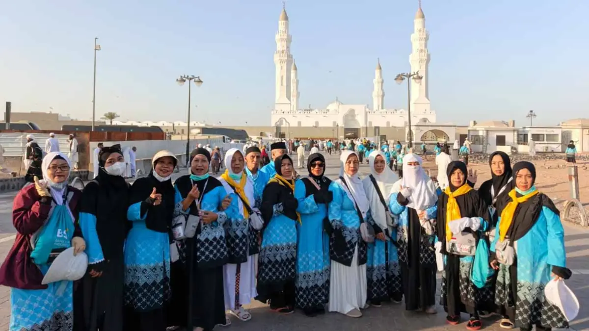 ZIARAH: Jemaah haji yang tergabung dalam kloter 85 berkunjung ke Masjid Quba, yaitu masjid pertama yang dibangun Rasulullah SAW setelah hijrah ke Madinah. (Kholid Askandar for Radar Banyuwangi)